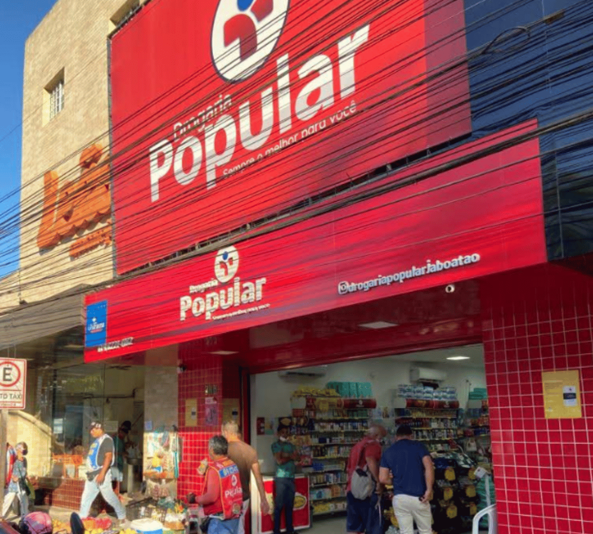 Farmacêutica atendendo cliente com atenção e cuidado