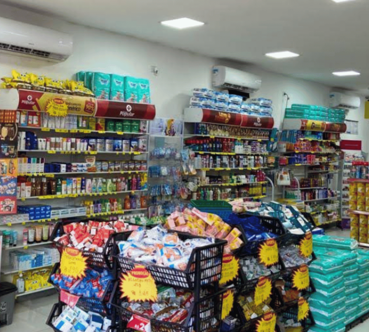 Corredor com ampla variedade de produtos de saúde e bem-estar