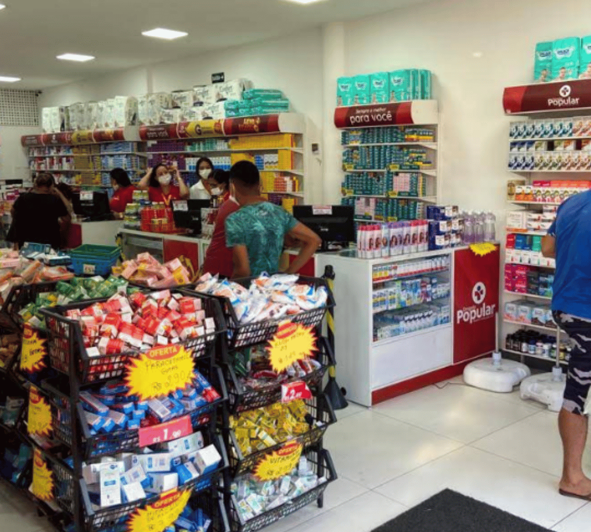 Interior espaçoso e organizado da Drogaria Popular Farma
